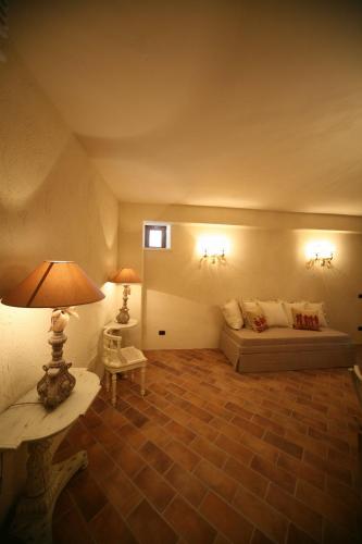 a living room with a bed and a lamp at Il Poggio Country Resort in Graniti