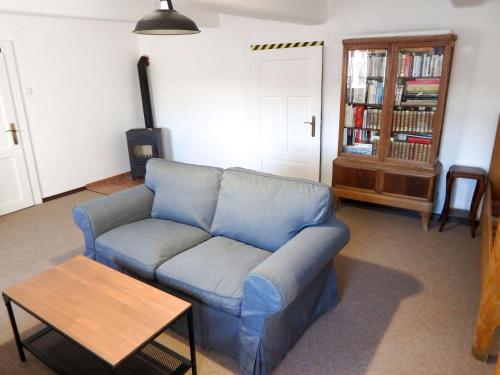 sala de estar con sofá azul y mesa en Holiday Home Lenora II by Interhome, en Lenora
