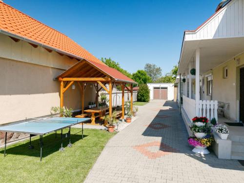 - une terrasse avec une table de ping-pong et un bâtiment dans l'établissement Apartment Gabor by Interhome, à Siófok