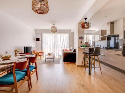 une cuisine et un salon avec une table et des chaises dans l'établissement Apartment Calliope by Interhome, à Arcachon