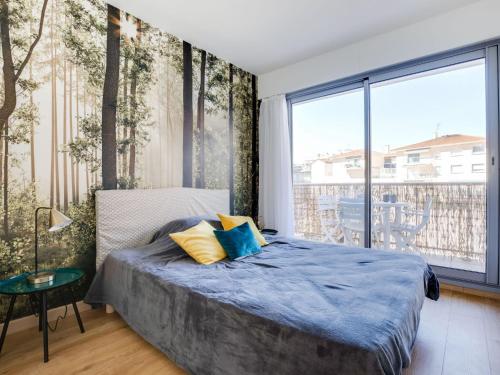 une chambre avec un lit et une grande fenêtre dans l'établissement Apartment Calliope by Interhome, à Arcachon