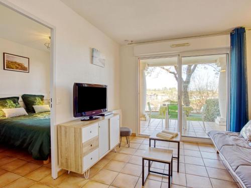 - une chambre avec un lit, une télévision et un balcon dans l'établissement Apartment Résidence Soko Eder-3 by Interhome, à Ciboure