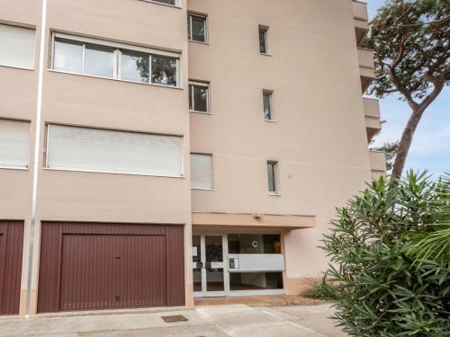 un bâtiment avec un garage devant lui dans l'établissement Apartment Le Zodiaque II-2 by Interhome, à Hyères