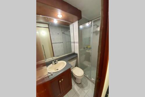 y baño con lavabo, aseo y ducha. en Bogotá, Confortable apartamento zona Occidente, en Bogotá