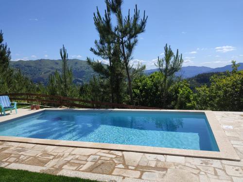 una piscina con vistas a las montañas en Casa do Vale - Casa da Montanha - Gerês, en Gerês