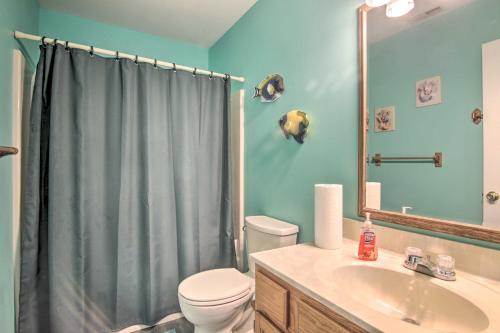 ein Bad mit einem WC, einem Waschbecken und einer Dusche in der Unterkunft Chincoteague Townhome with Pony Views from Deck! in Chincoteague