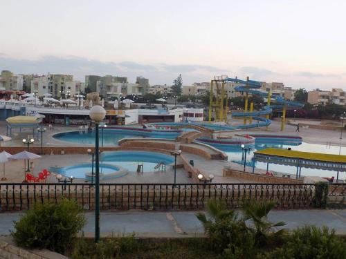 einen großen Wasserpark mit mehreren Pools und Rutschen in der Unterkunft saha3 Basement villa 114 green beach in El-Alamein