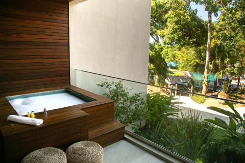 a bathroom with a soaking tub with a view at Wyndham Ilhabela Casa Di Sirena in Ilhabela