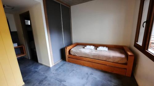 um quarto com uma cama com duas toalhas em Apartamento Álamos de los Andes PB em San Martín de los Andes