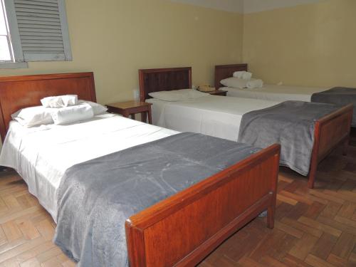 duas camas num quarto com duas em Hotel Esplanada Belo Horizonte - Proximo a Estacao de Trem em Belo Horizonte