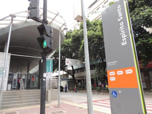 a traffic light on a street in front of a building at Hotel Esplanada Belo Horizonte - Proximo a Estacao de Trem in Belo Horizonte