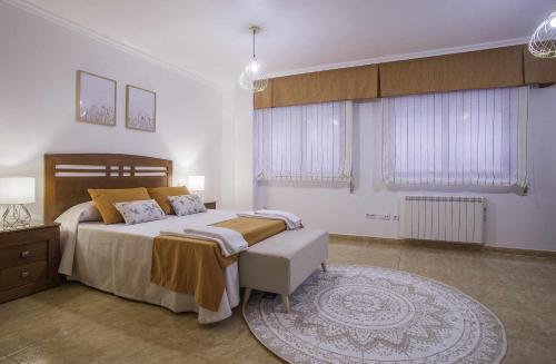 um quarto com uma cama grande e um tapete em Apartamento en Raxó em Pontevedra