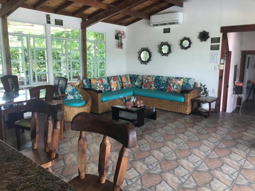 พื้นที่นั่งเล่นของ Hermosa Casa de campo grande con aire acon,wifi,piscina,billar !villa ensueño !