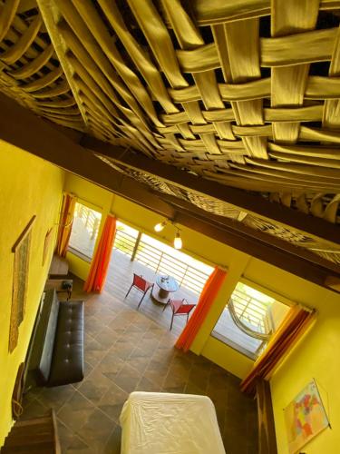 een kamer met een plafond bij Barranquero Hotel in El Zaino