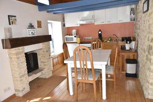 Η κουζίνα ή μικρή κουζίνα στο Gite du Pont Saint-Céneri-Le-Gérei dans les Alpes Mancelles