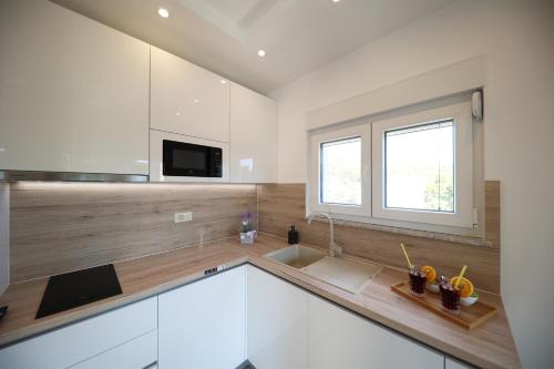 TV a/nebo společenská místnost v ubytování Apartmani Kiara