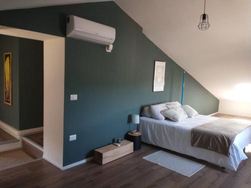 a bedroom with a bed and a green wall at Ruoti 1885 in Ruoti
