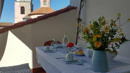 a table with a blue vase with flowers on it at Ruoti 1885 in Ruoti
