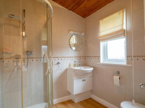 A bathroom at Finest Retreats - Whitsand Bay Lodge