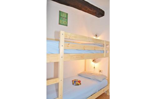 a bunk bed in a room with a bunk bed in a room at La casetta del Marinaio in Tellaro