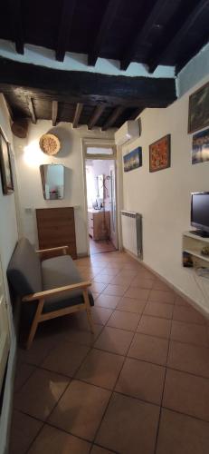 a living room with a couch and a tv at La casetta del Marinaio in Tellaro