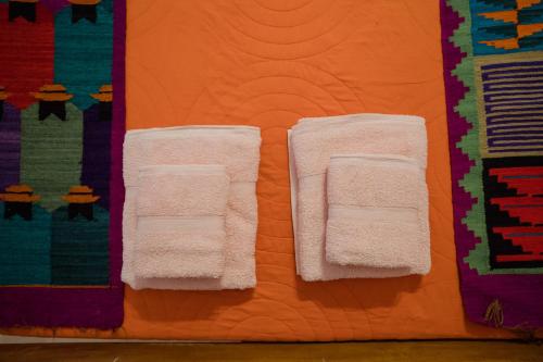 duas toalhas penduradas numa parede em Aires de Cafayate em Cafayate