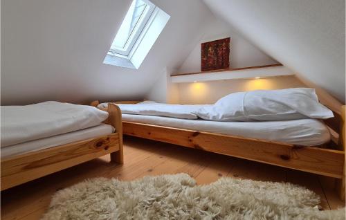 Säng eller sängar i ett rum på Amazing Home In Pulsnitz With Kitchen
