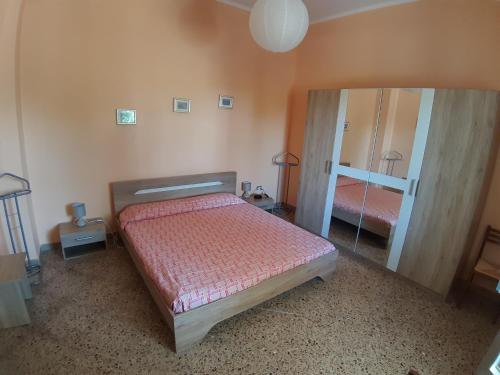 1 dormitorio con cama y espejo grande en Casa Vacanze "Lo Vita" Appartamento "Sara", en Galatina