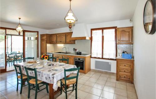 une cuisine et une salle à manger avec une table et des chaises dans l'établissement Nice Home In Rochefort-Du-Gard, à Rochefort-du-Gard