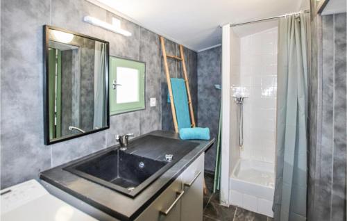 Bathroom sa Amazing Home In Rochefort-du-gard With 6 Bedrooms, Wifi And Outdoor Swimming Pool
