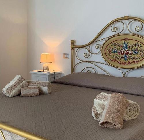 una camera da letto con un grande letto con cuscini sopra di BnB Le Janas a Càbras