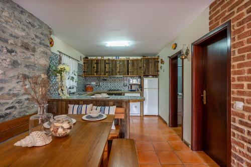 Η κουζίνα ή μικρή κουζίνα στο Chalet do Monte no Porto Moniz by Homie