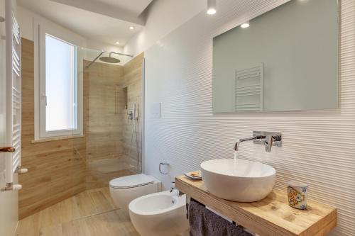 Un baño con lavabo, inodoro y ducha. en Vento di Scirocco, en Marsala