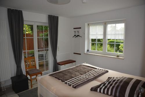 una camera da letto con un letto e due finestre di MOIN, MOIN & AHOI! a Kiel