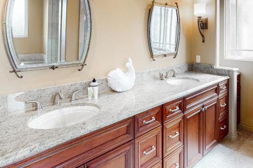 Ένα μπάνιο στο 329 Oak Ave Gorgeous condo blocks from the beach with fireplace, balcony, central AC, & W/D