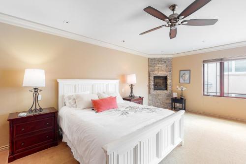 Ένα ή περισσότερα κρεβάτια σε δωμάτιο στο 329 Oak Ave Gorgeous condo blocks from the beach with fireplace, balcony, central AC, & W/D