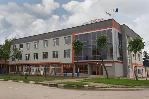 un edificio de oficinas con un cartel encima en Provans famili hotel, en Lyetnitsa