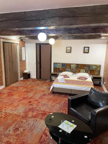 モスクワにあるGriboedov Hotelのベッドルーム1室(ベッド1台、ソファ、椅子付)
