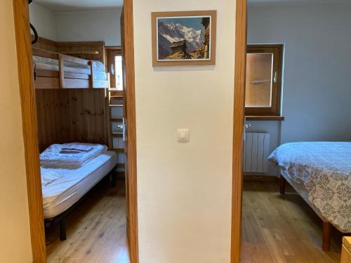 une chambre avec une porte menant à une chambre avec un lit dans l'établissement Evasion Sérénité à Chamonix Mont-Blanc, à Chamonix-Mont-Blanc