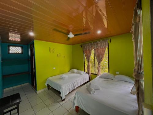 Tempat tidur dalam kamar di Los Amigos Jungle Hotel Tortuguero
