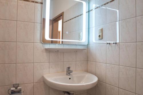 Koupelna v ubytování strandnah, Balkon, AHOI Erlebnisbad gratis in Sellin - Strandresidenz Brandenburg FeWo 36
