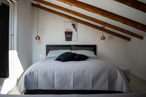 Ένα ή περισσότερα κρεβάτια σε δωμάτιο στο Apartmaji na placu