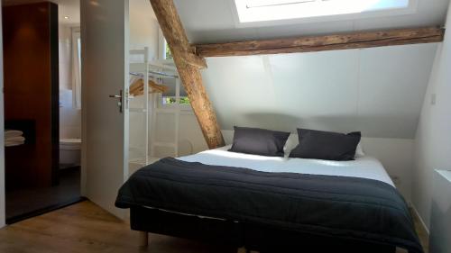 a bedroom with a bed and a window at Studio@Domburg in Domburg