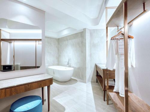 Ένα μπάνιο στο Mercure Jakarta Gatot Subroto