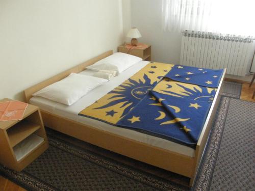 A bed or beds in a room at Guesthouse Anka