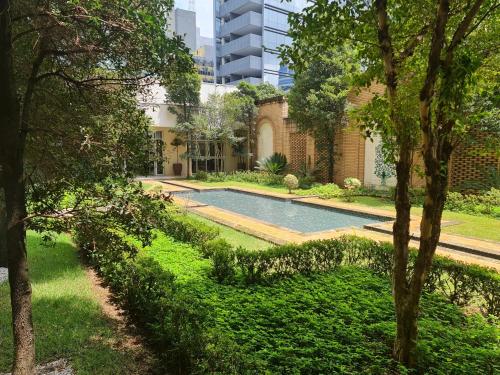 Majoituspaikassa Apartamento Ministro Rocha Azevedo - Paulista tai sen lähellä sijaitseva uima-allas