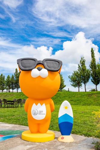 a statue of a balloon with sunglasses on its face at Lovestar Lakeside Hotel - Starlight Building in Hengchun