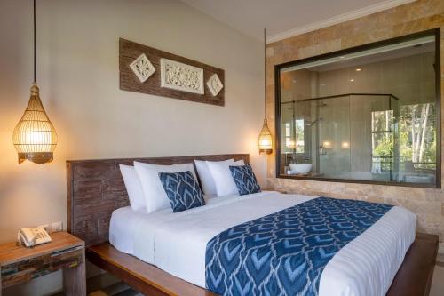 Een bed of bedden in een kamer bij The Artini Dijiwa Ubud