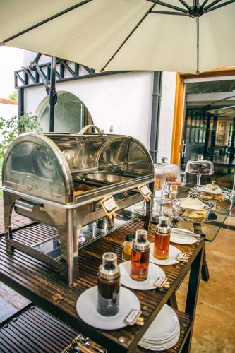 a table with plates of food and a grill at Alfonsina Hotel Boutique in Santa Cruz de la Sierra