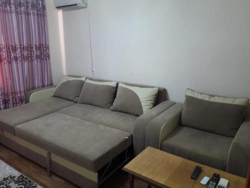 sala de estar con sofá y mesa de centro en Комфортная квартира для гостей города, en Kyzylorda